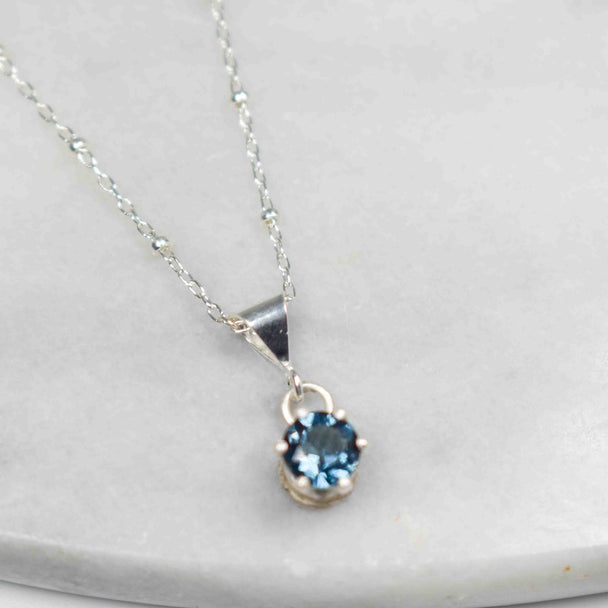Set Topaz and Silver Necklace