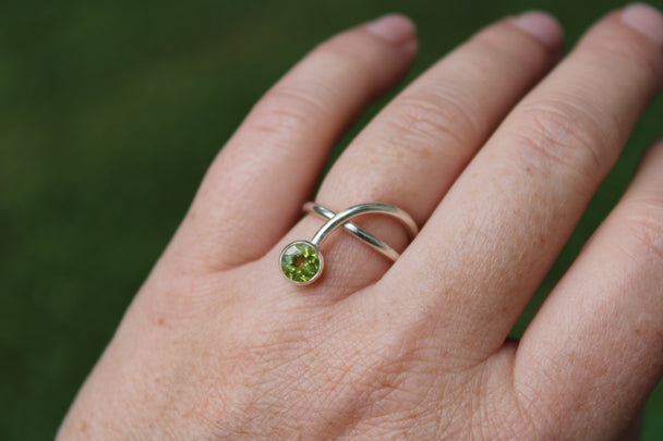 Silver Crossover Band Ring with Peridot